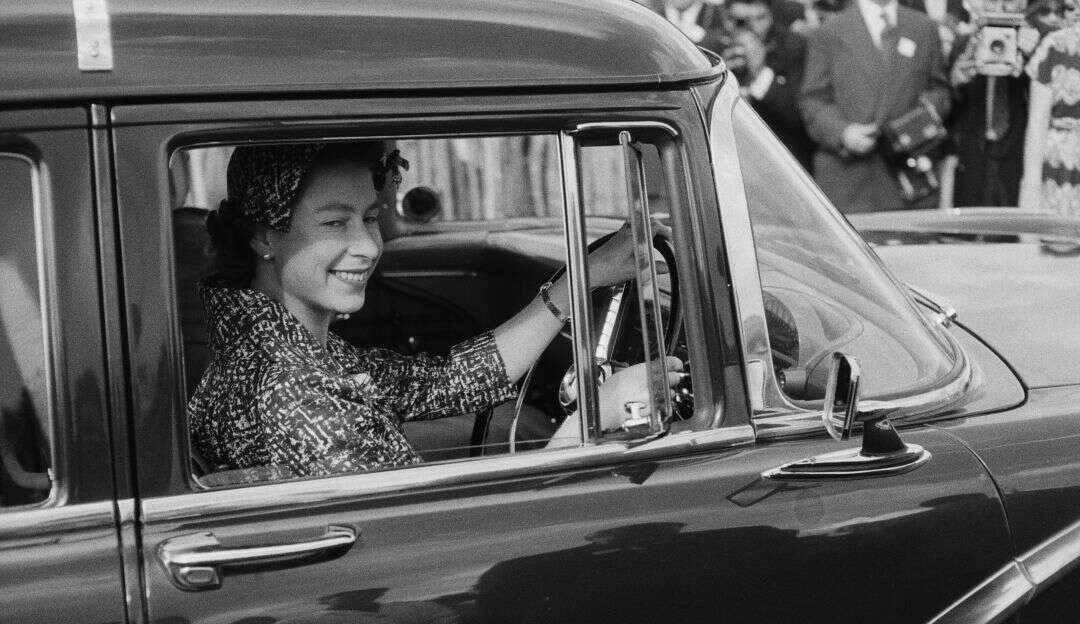 ¿Qué le gustaba manejar a la reina Isabel II? Estos son los carros que la acompañaron en su reinado.